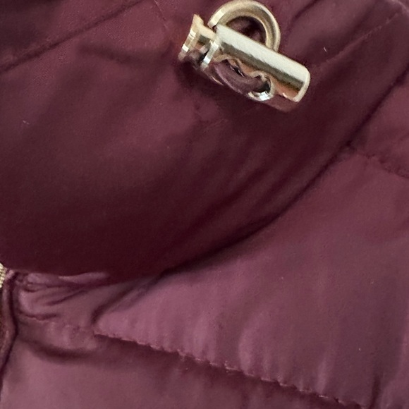 NWT ready for the cold weather in this burgundy puffer vest with fur lining - Picture 3 of 4